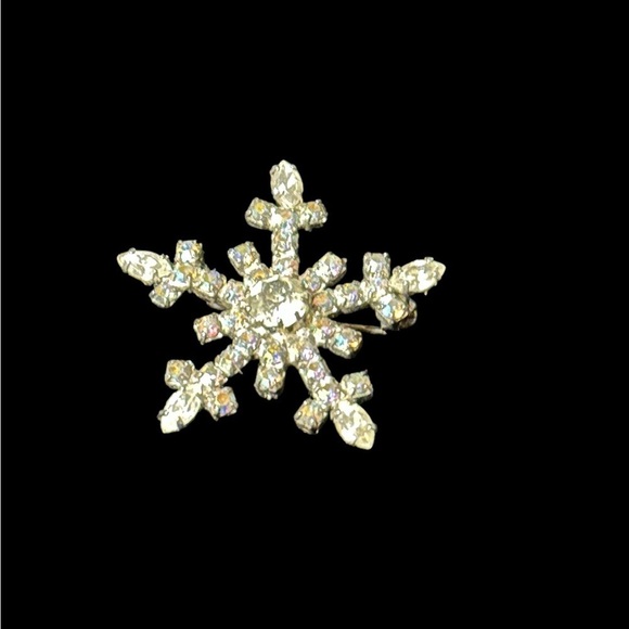 Silver Snowflake Rhinestone Bridal
Wedding Brooch - Picture 1 of 11